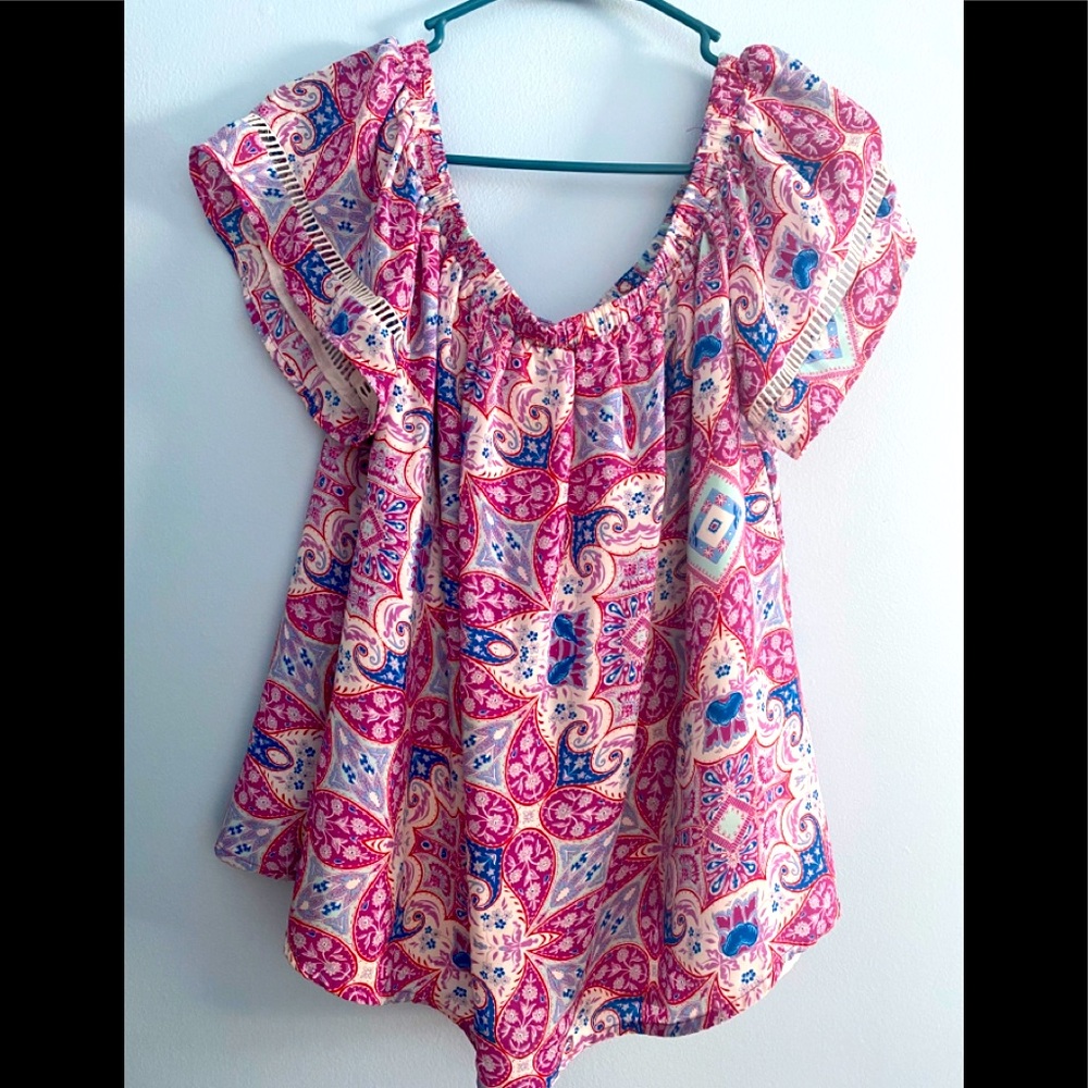 Belle sky. Cute lined top, on/off shoulder. Sleeve interest. P-p 22”